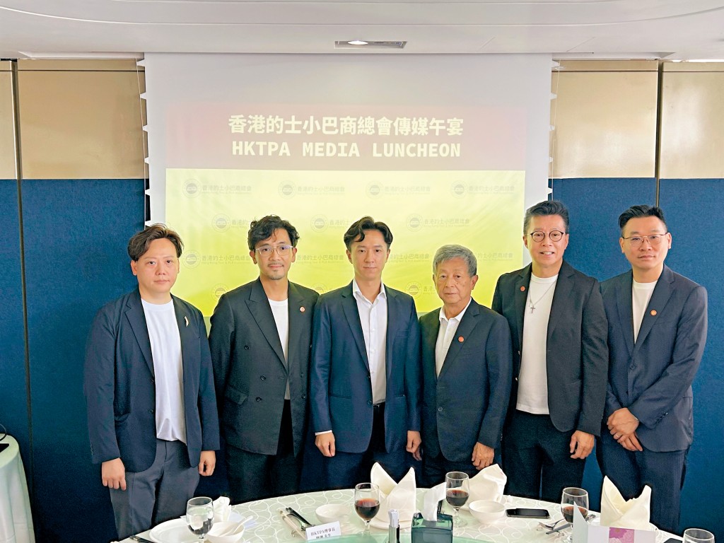 總會發言人翁國豪(左三)與一眾會方代表就網約車規管提出建議。 總會發言人翁國豪(左三)與一眾會方代表就網約車規管提出建議。
