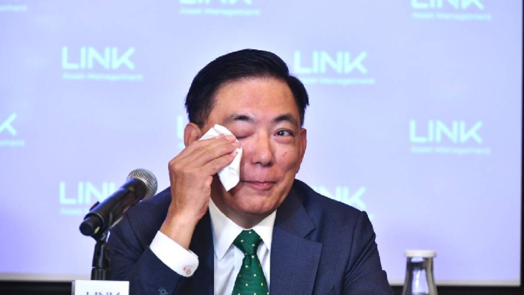 王國龍出席記者會時一度哽咽及拭淚。 王國龍出席記者會時一度哽咽及拭淚。