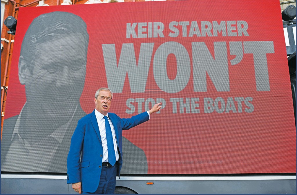 改革黨黨魁法拉奇於二四年的一場競選活動中， 站在一輛印有「施紀賢阻止不了偷渡船」宣傳海報的貨車前，抨擊政府無法解決偷渡移民問題。