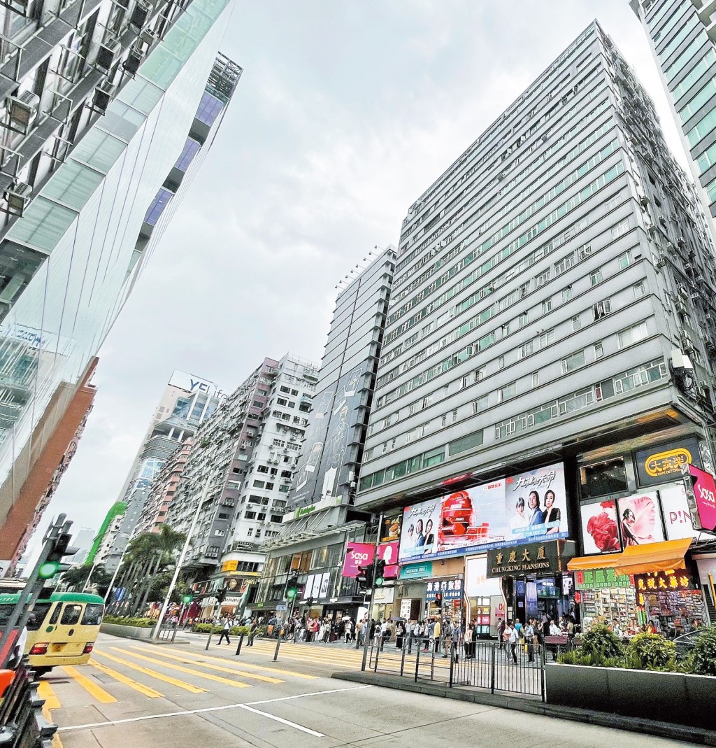 隨着控煙法例收緊，本港市場暗中湧現多種煙草替代品。