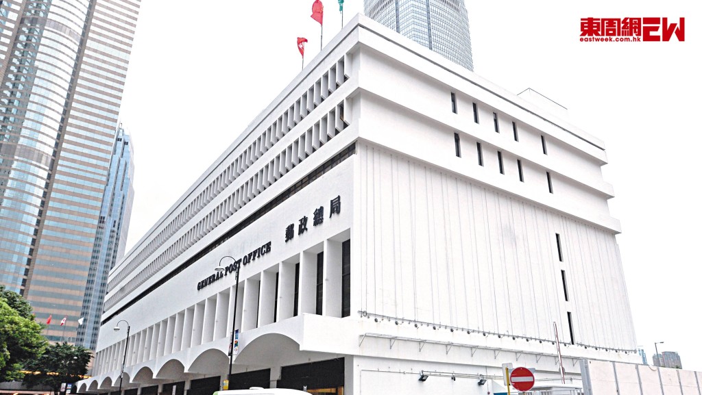 香港郵政已於今年四月十三日起調整主要郵費，本地三十克或以下的信件郵費加至二元四角。