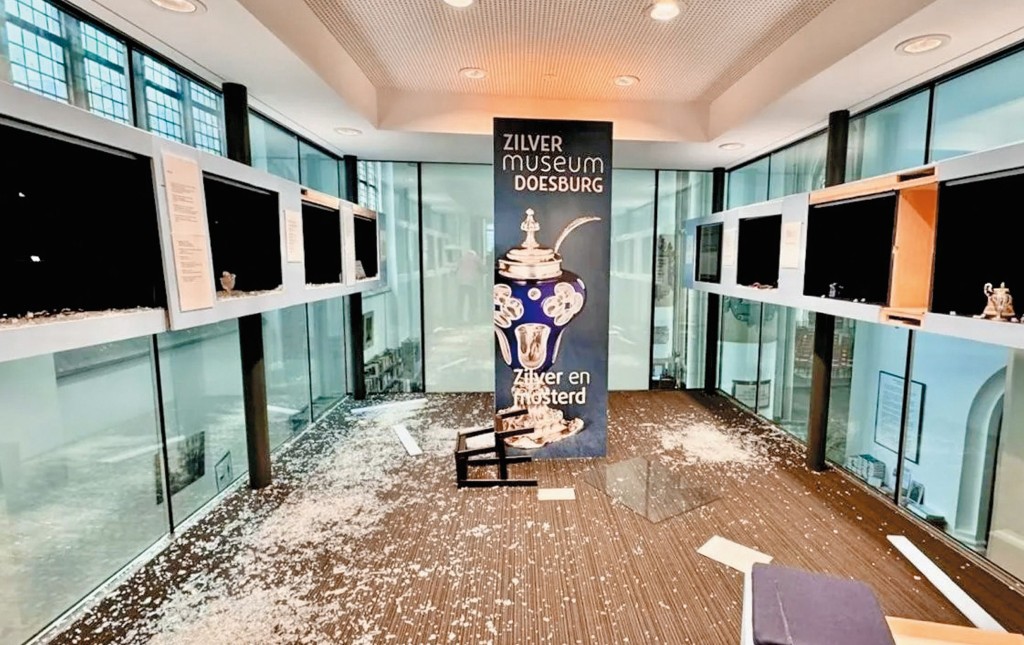 荷蘭都斯堡一教堂塔樓被賊人砸碎展櫃玻璃把所有銀器擸走。 荷蘭都斯堡一教堂塔樓被賊人砸碎展櫃玻璃把所有銀器擸走。