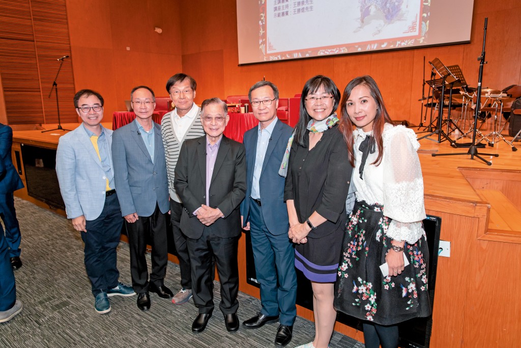 二○一九年，陳家愉（右一）在大學舉辦「粵劇曲藝縱橫談」，並由其師公朱慶祥博士（中）主講。