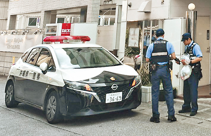 日本警方在懷疑發生劫殺案的酒店調查。