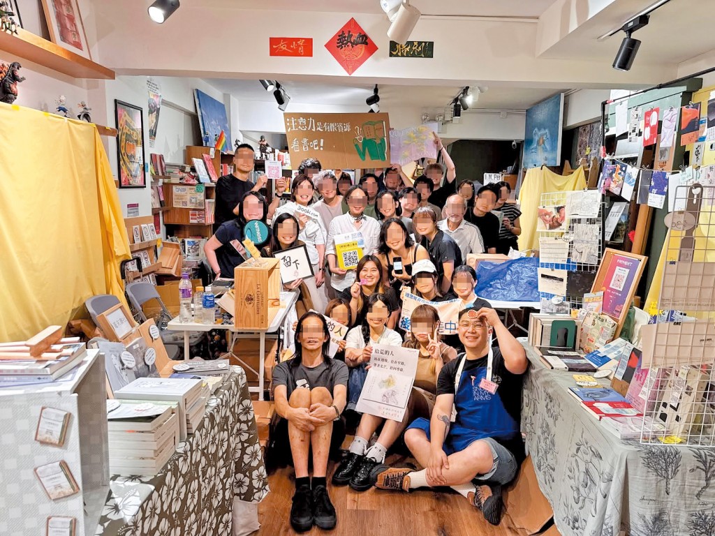 「獵人書店」經常邀請不同背景的反中亂港人士舉行專題演講，或與其他反政府商店合作舉辦展覽、電影放映會等。