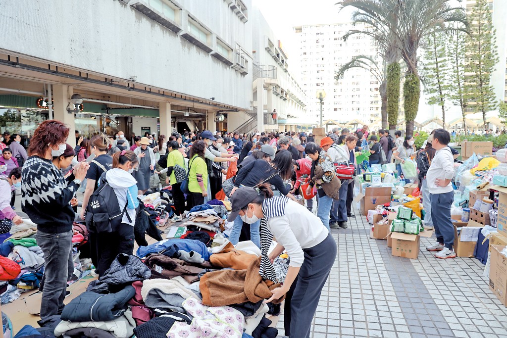 火災發生當日多種臨時物資，包括衣物及食品陸續送抵。