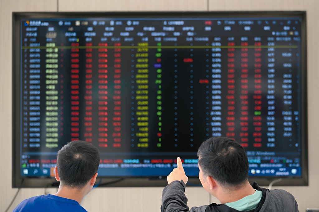 神州控股前身是聯想集團的分拆業務,○一年在港交所上市,一三及一六年分別分拆神州信息與神州數碼在A股借殼上市。多年來,郭為一直是「神州系」的核心掌舵人。 神州控股前身是聯想集團的分拆業務,○一年在港交所上市,一三及一六年分別分拆神州信息與神州數碼在A股借殼上市。多年來,郭為一直是「神州系」的核心掌舵人。