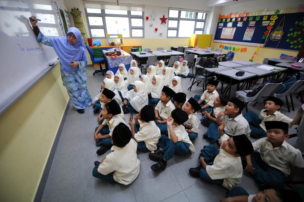 新加坡鞭刑甚至延伸至學校，作為懲罰違規學生的手段。