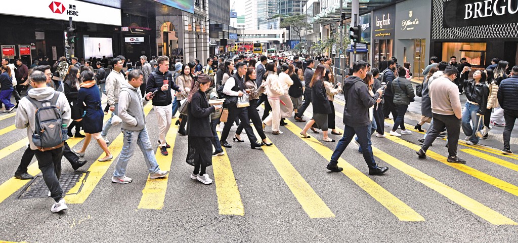 在二○○三年至二○二三年的二十年間,港人在外圍輸掉的金額高達二千五百億港元。 在二○○三年至二○二三年的二十年間,港人在外圍輸掉的金額高達二千五百億港元。