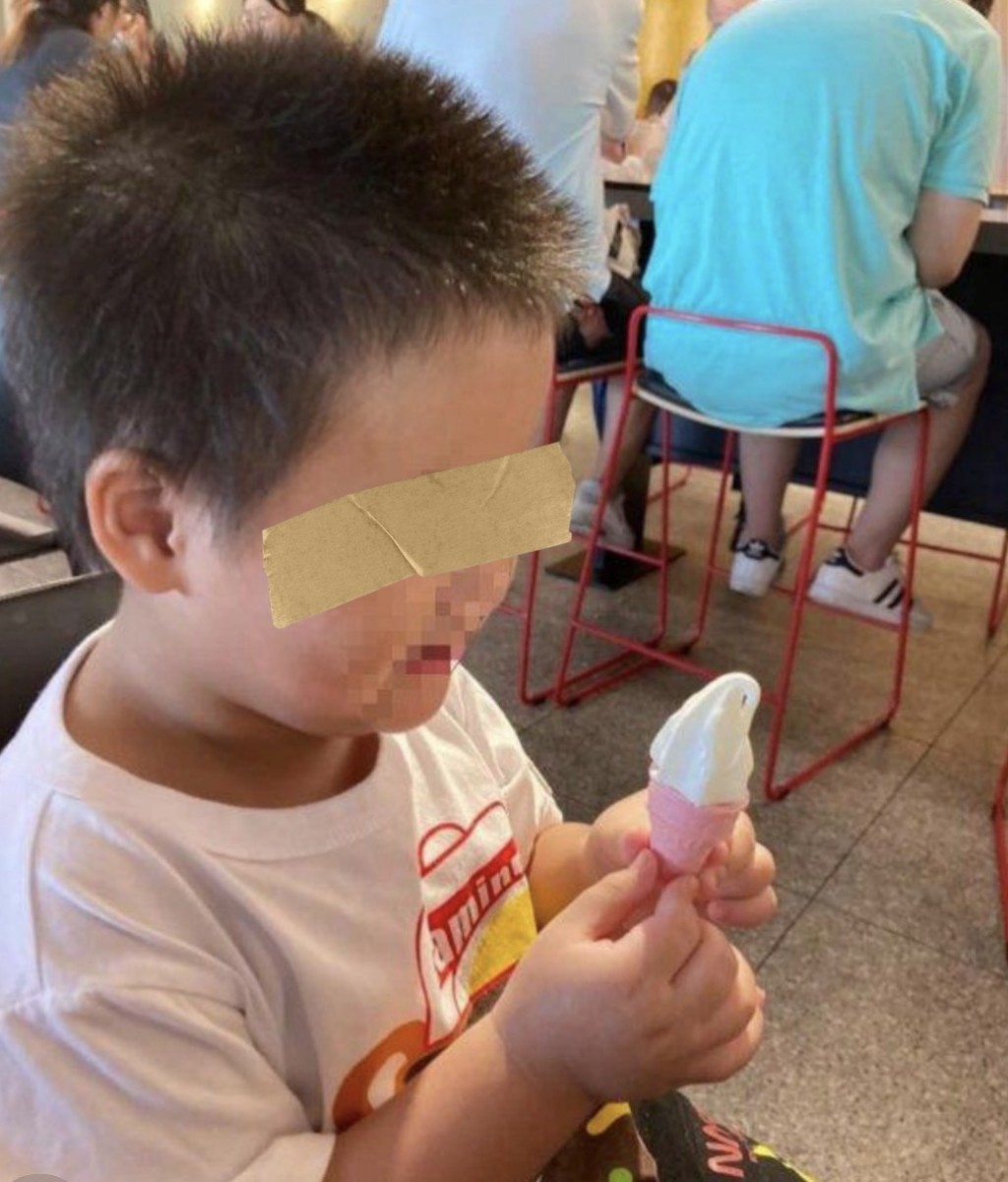 社交網絡上不少父母都分享兒女領到雪糕的喜悅。 社交網絡上不少父母都分享兒女領到雪糕的喜悅。