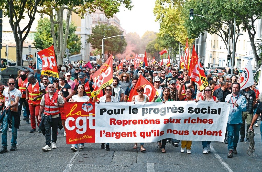 法國爆發全國性罷工，示威者高喊「拒絕緊縮、拒絕假改革」。