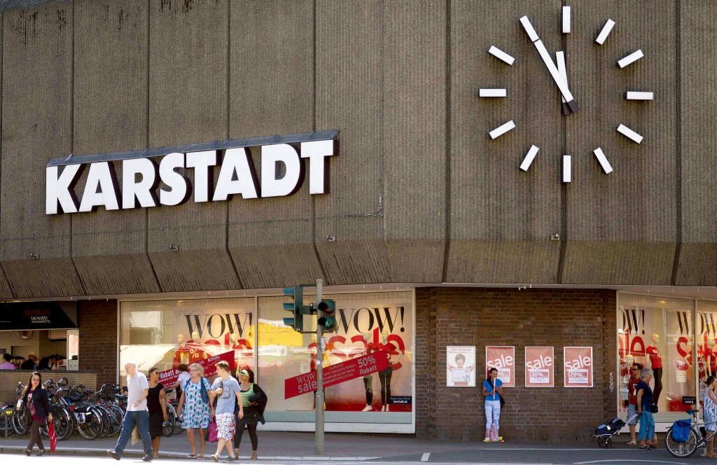 René Benko獲得奧地利及歐洲多家銀行支持，頻頻進行高槓桿收購，買入紐約Chrysler Building、德國三大零售商KaDeWe、Karstadt、Outfitter等資產。