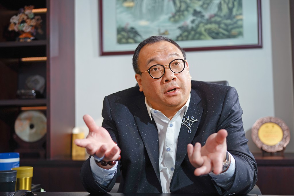 陳恩德近年行蹤低調，不但生意業務大縮水，有傳巨債纏身，隨時會再破產。