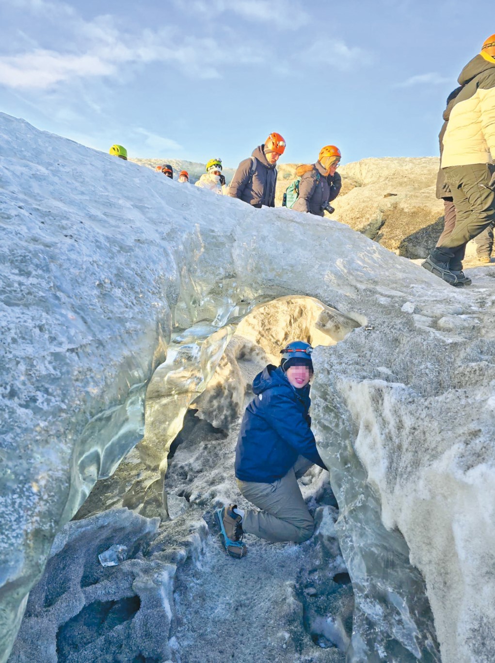 團友反映所謂的藍冰洞探秘只在當地小坑輪流打卡。