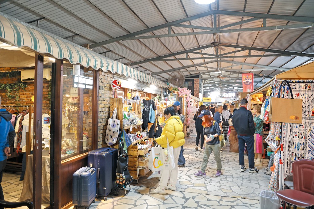 手繪環保袋、手機殼的檔主May,已搬到另一個熱門墟市「紅磚屋」落腳。 手繪環保袋、手機殼的檔主May,已搬到另一個熱門墟市「紅磚屋」落腳。