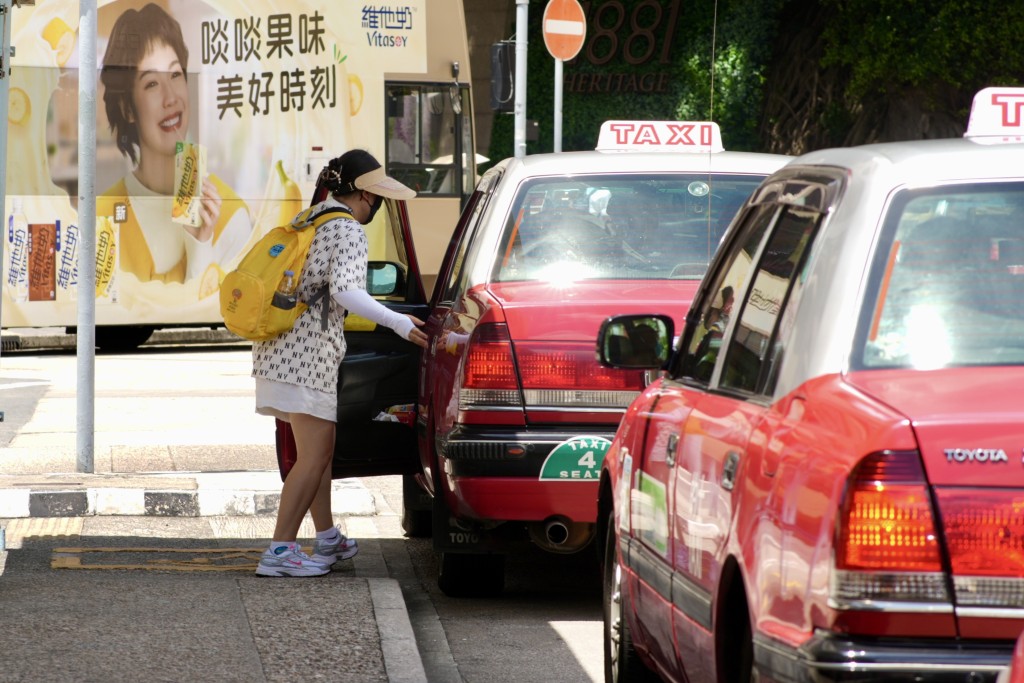 近年香港的士行業因營運成本上升及收入不穩，司機普遍叫苦連連