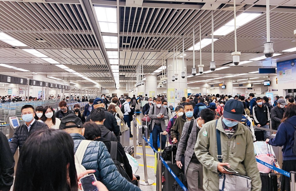 全面通關下,香港人到內地遊玩成新常態,高峰時單日出入境人數達一百多萬。 全面通關下,香港人到內地遊玩成新常態,高峰時單日出入境人數達一百多萬。