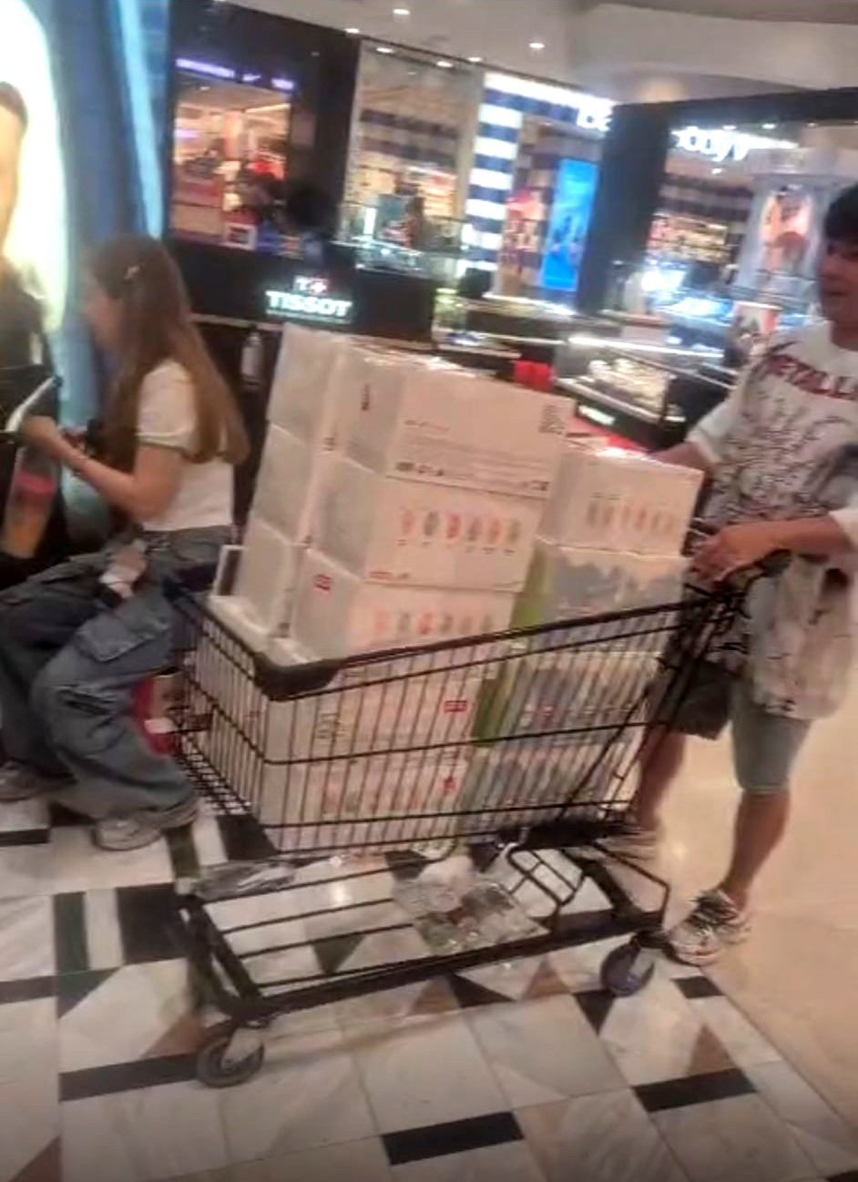  另一位在泰國從事Labubu代購及批發的賣家亦向記者表示，近月外銷至歐美訂單增多，特別是英國POP MART禁售Labubu後。（受訪者提供）