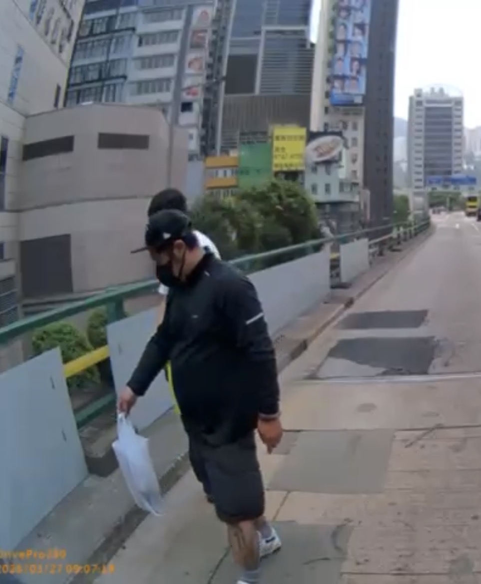 阿棍屋毛孩善終義工向這兩位善心人及司機致敬。 阿棍屋毛孩善終義工向這兩位善心人及司機致敬。