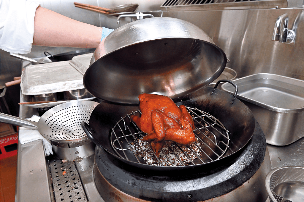 4. 關火後不要打開蓋，將雞焗約2分鐘，取出雞塗上麻油，待涼後斬件即成。