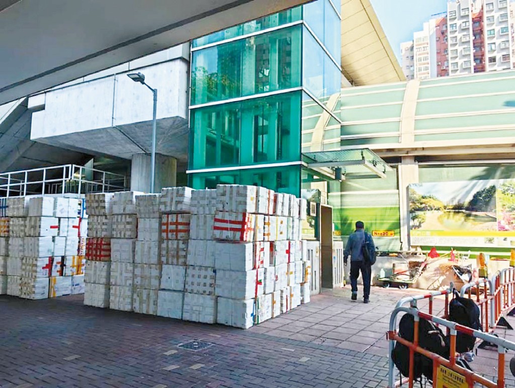 仁政街附近隔音屏有大量發泡膠箱堆疊在升降機門附近。