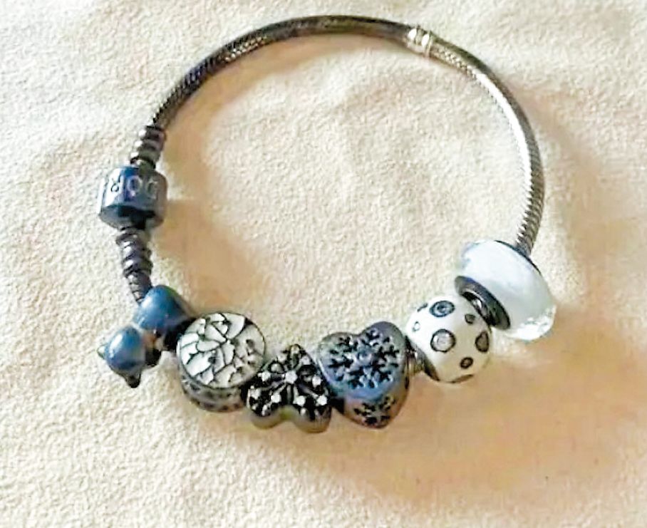 內地消費者都在網上批評其產品太易氧化，並不保值，只要放着不戴就會氧化發黑。