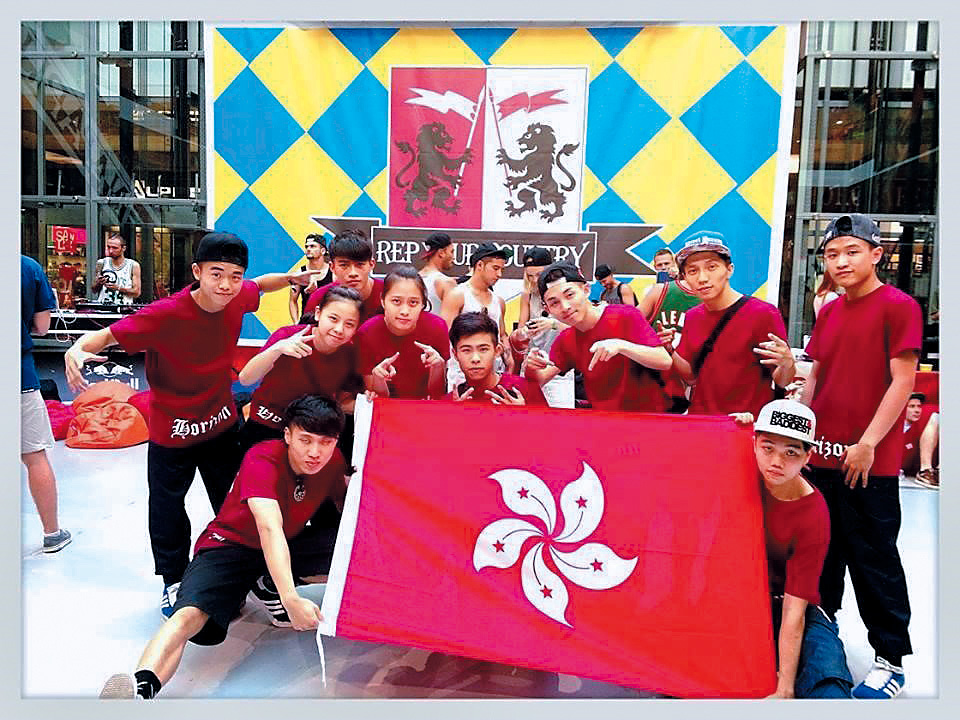 梁駱安（後排右三）於二〇一四年代表香港到歐洲參加Out Break街舞比賽。