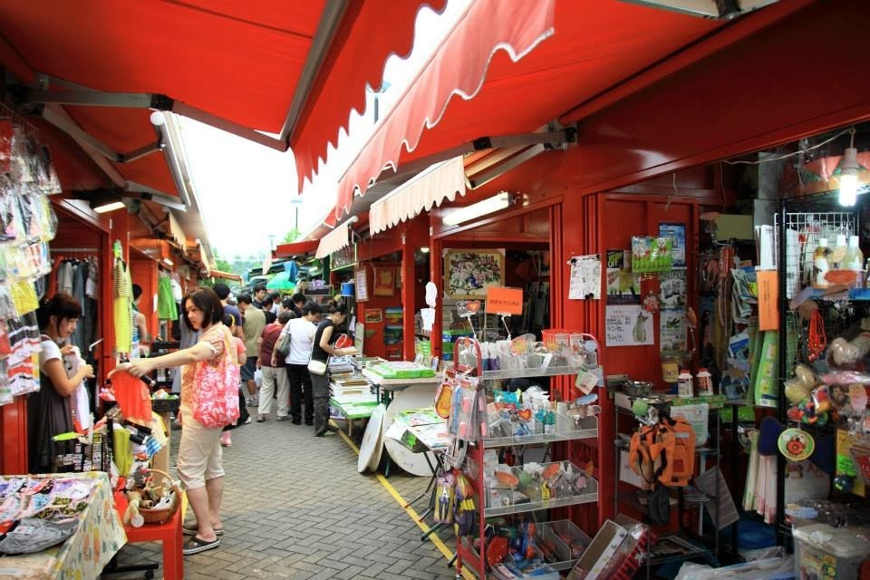 錦上路跳蚤市場是港鐵經營的私營墟市，但該用地早前被劃入北環綫錦上路站工程範圍。