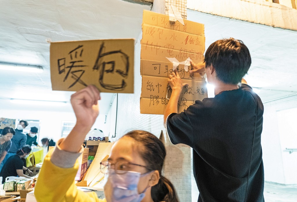 大批熱心人士運送各類物資到場，提供給有需要的災民及救援人員。