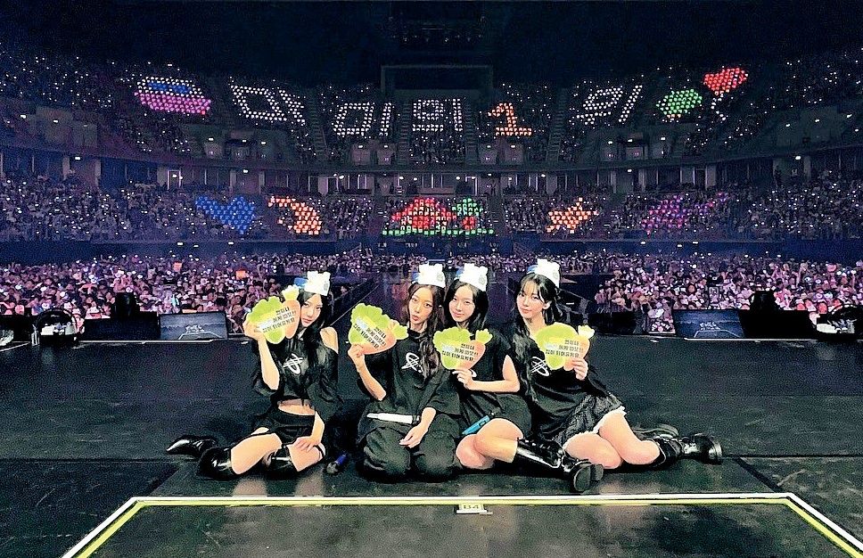 SM娛樂旗下的女團aespa，年初推出歌曲〈Whiplash〉，其「頸痛」舞步令人印象深刻，不少女性粉絲拍片模仿。