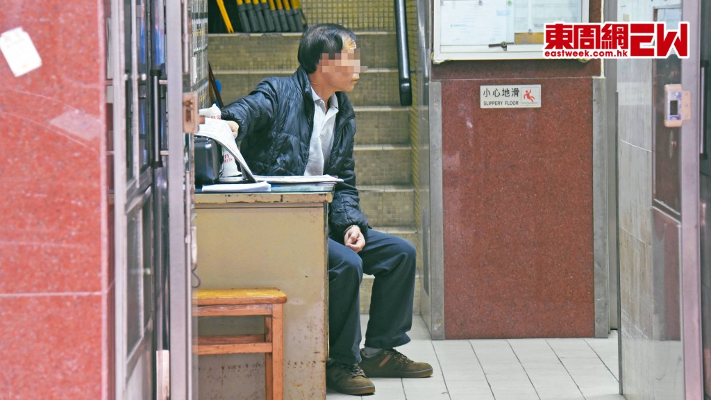 勞工處最新把餐飲業的侍應生、樓面部長、接待員及收銀員等職位納入第二級審批機制。