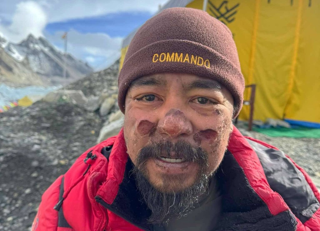 聖地牙哥二世在死亡地帶的南坳營地,因極度疲勞死於帳篷內。 聖地牙哥二世在死亡地帶的南坳營地,因極度疲勞死於帳篷內。