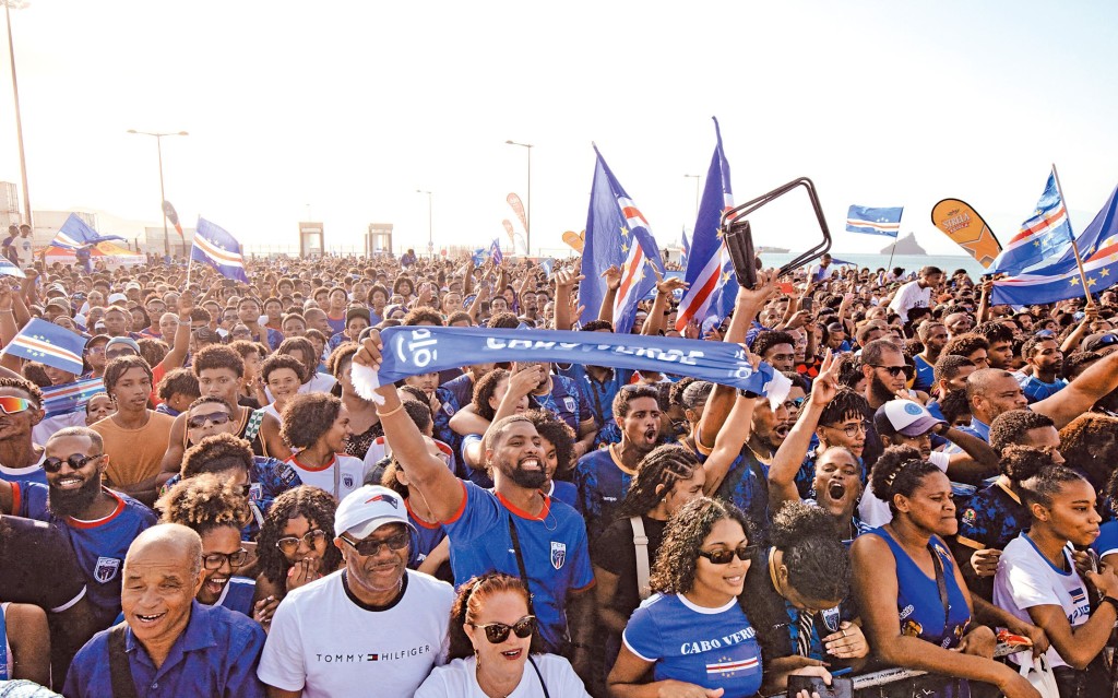 佛德角民眾上街慶祝國家隊成功取得世界盃決賽一席位。