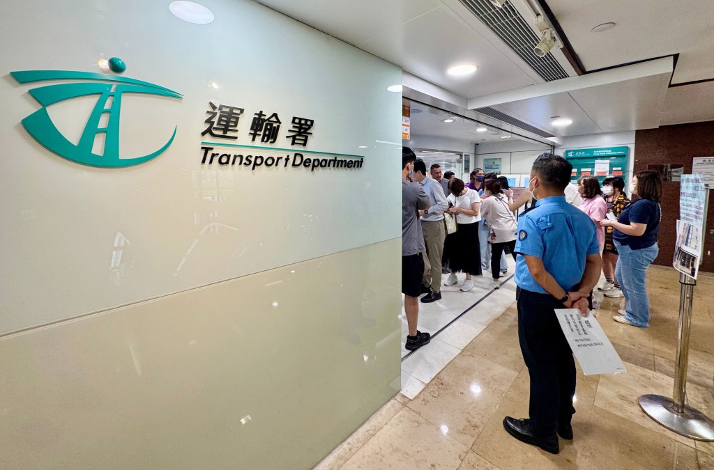 運輸署指會定期檢視現有法例和指引,包括徵詢執法部門 運輸署指會定期檢視現有法例和指引,包括徵詢執法部門