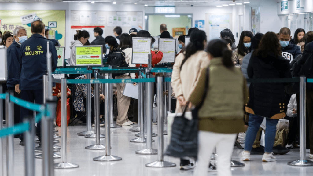 運輸署內大部分都是申請「免試簽發香港駕駛執照」的人士。