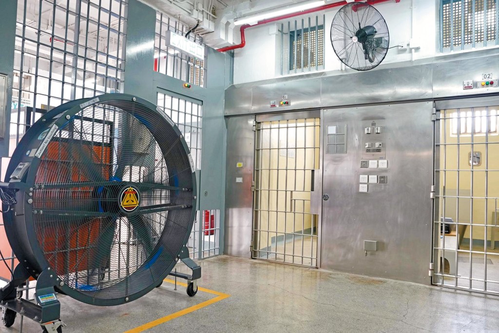 懲教署積極改善院所通風，除了增設風扇，更在多間院所引入隔熱膜及製冷塗層為室內降溫。