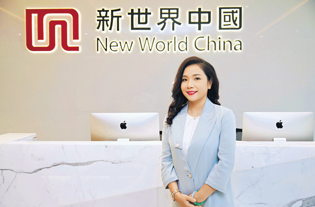 黃少媚早前上任新世界行政總裁，發言人稱黃少媚與管理層希望建立一個更好的溝通渠道，提供業務營運最新狀況，並提高公司透明度。