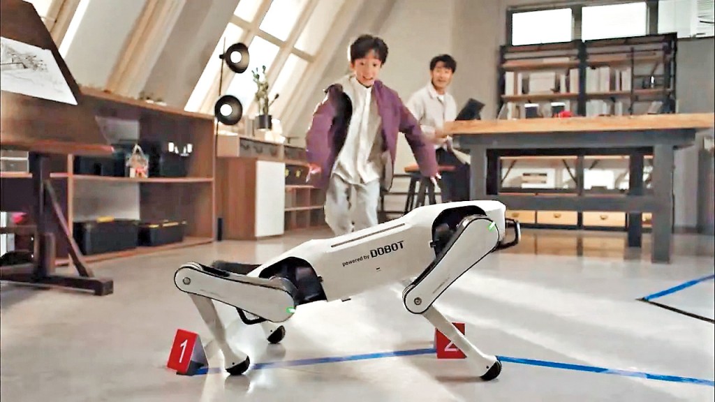 越疆全球首款家庭智能體機械人「RoverX1」，定價僅七千四百多元人民幣。