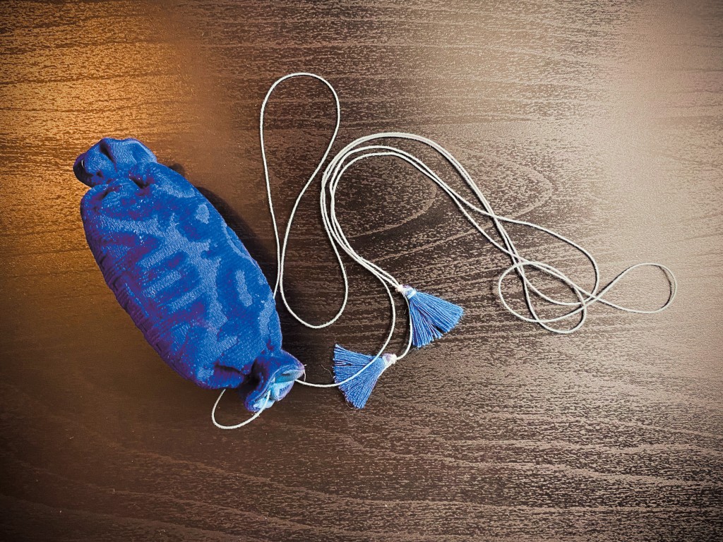 秦師傅贈吳的寶石藍真絲漳緞粉線袋。