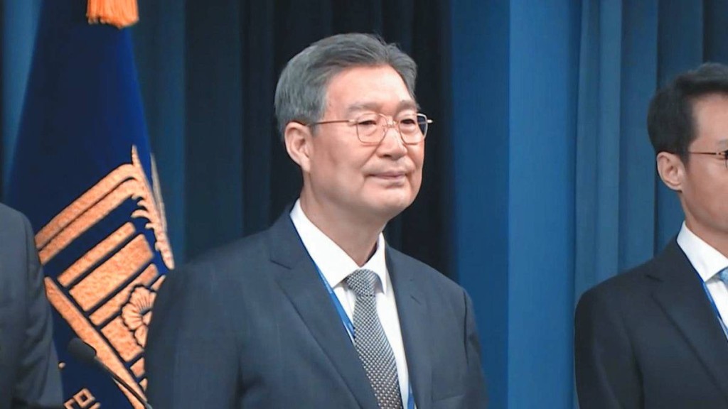 總統室民政首席秘書吳桄洙被揭發違規貸款，上任僅五日便黯然辭職。