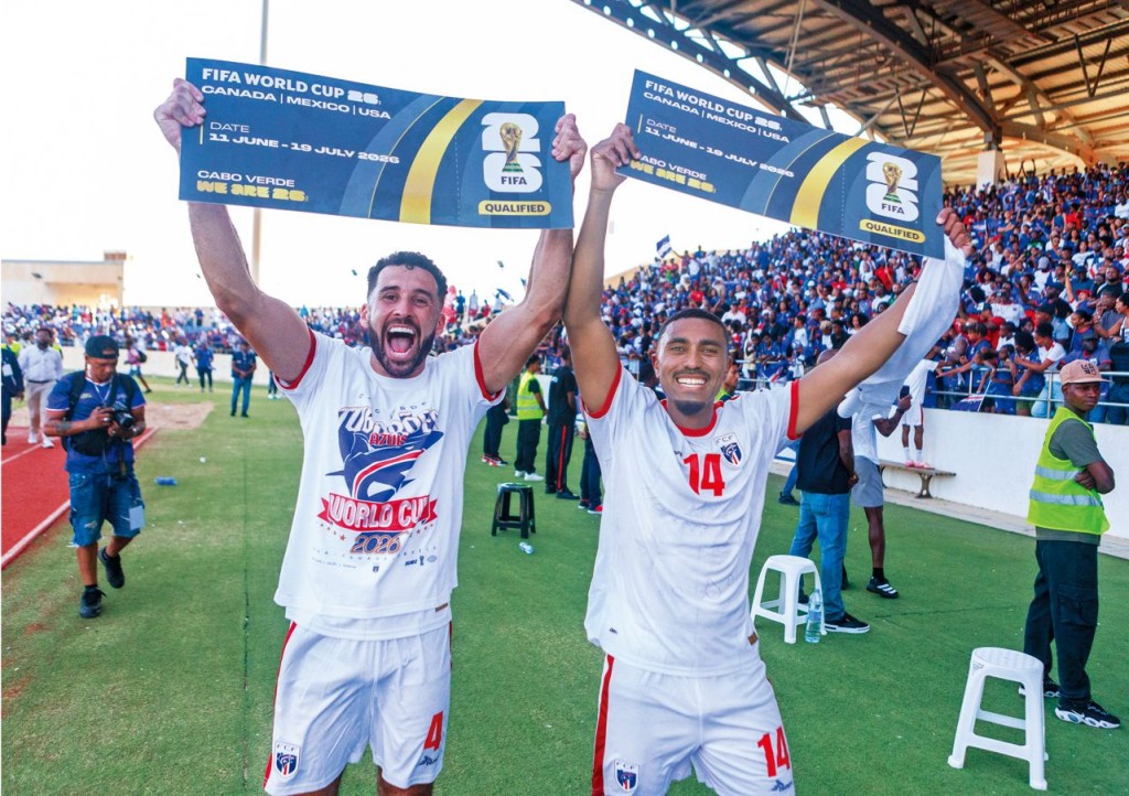 贏波後，佛德角球員高舉明年世界盃的「入場券」。