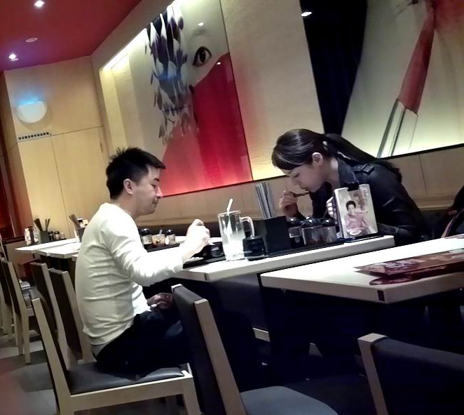 本刊發現Eline與男友在其中一個周五晚，兩口子放工後沒有買餸回家煮食，而是到住所附近撐枱腳吃日本拉麵