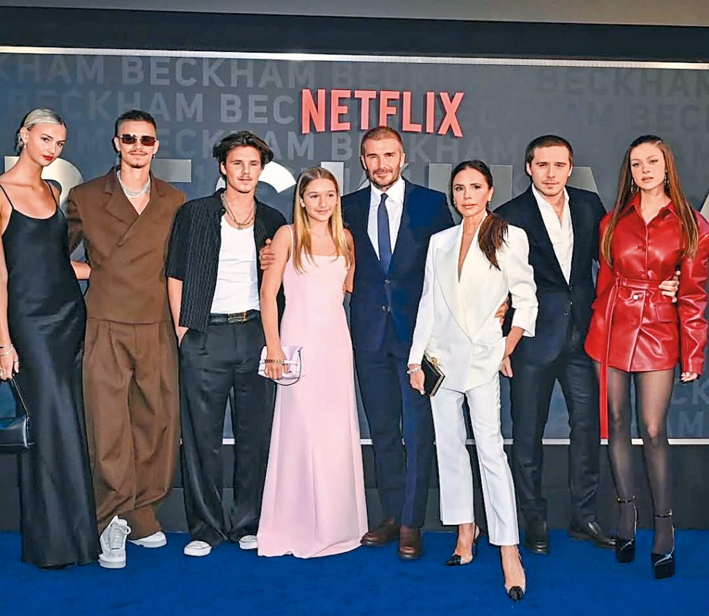 紀錄片《Beckham》成為Netflix上最受歡迎的影片之一，當時碧咸一家與新抱Nicola（右一）一同到場支持，但Victoria（右三）對 Nicola的「嫌棄」則路人皆見。