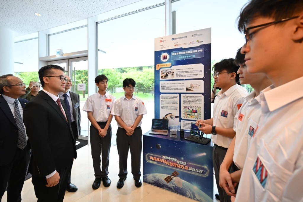 教育局副局長施俊輝博士(左二)聽取特別金獎隊伍——紡織學會美國商會胡漢輝中學第二隊學生介紹作品。 教育局副局長施俊輝博士(左二)聽取特別金獎隊伍——紡織學會美國商會胡漢輝中學第二隊學生介紹作品。