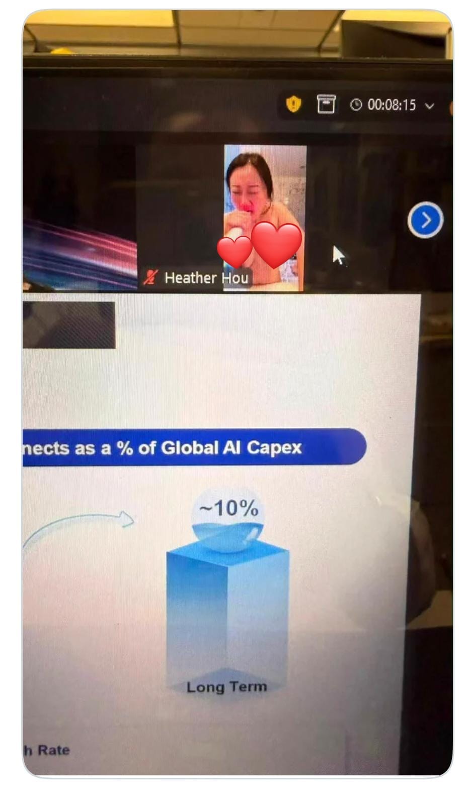 一位海通女銷售人員在視訊連線會議時,疑似忘記關閉鏡頭,結果她在住處全裸刷牙的畫面,直接同步投影到會議現場的大螢幕上,讓所有與會者當場傻眼。 一位海通女銷售人員在視訊連線會議時,疑似忘記關閉鏡頭,結果她在住處全裸刷牙的畫面,直接同步投影到會議現場的大螢幕上,讓所有與會者當場傻眼。