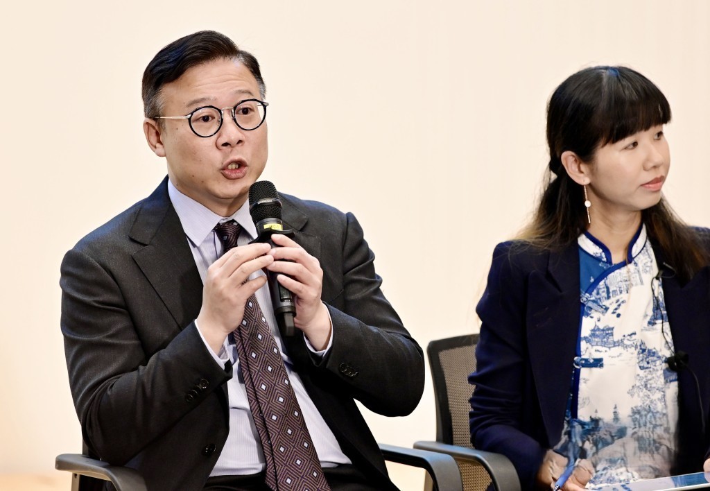 張國鈞(左)認同決定屬政府近年來「破格」之舉。 張國鈞(左)認同決定屬政府近年來「破格」之舉。