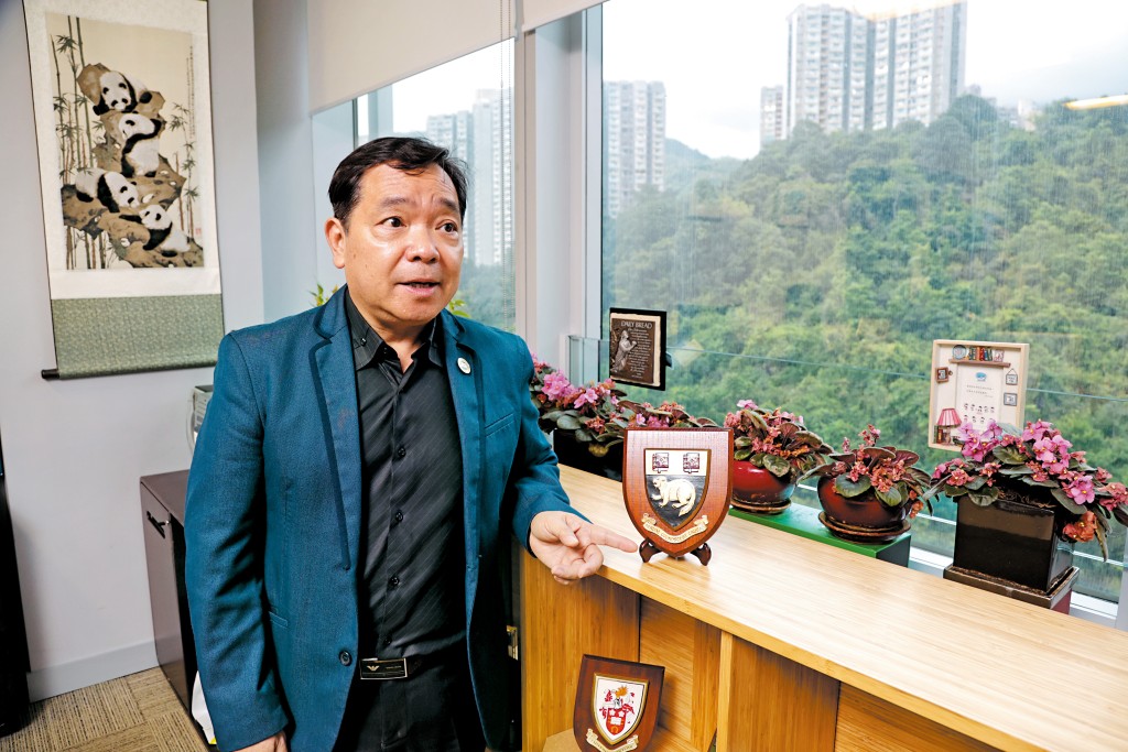 莫家豪赴英國倫敦經濟學院攻讀博士時,遇上中英談判,一度為電視台擔當特約記者,寫下人生難忘一頁。 莫家豪赴英國倫敦經濟學院攻讀博士時,遇上中英談判,一度為電視台擔當特約記者,寫下人生難忘一頁。