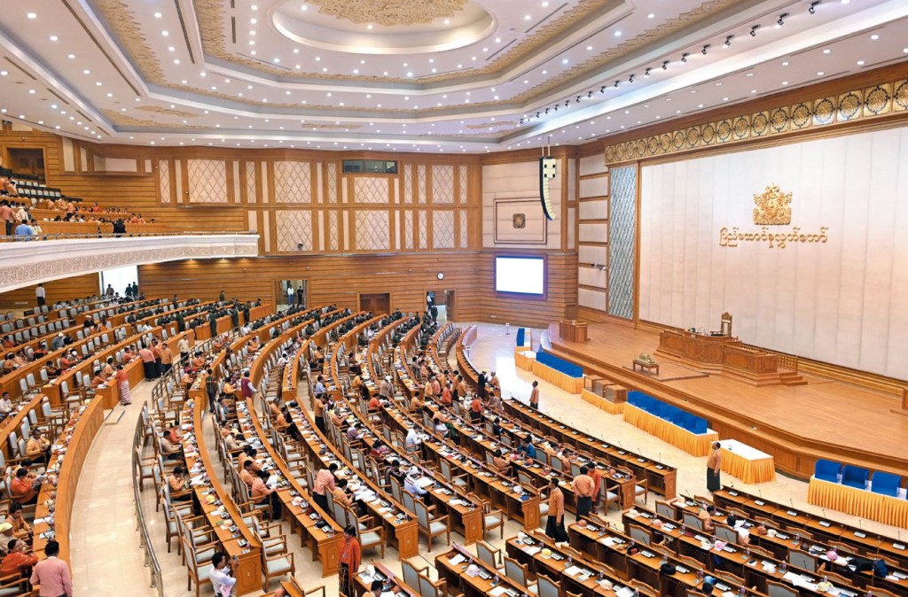 根據緬甸法規，下議院的四百四十席， 有一百一十席由軍方委任，其餘由全國選區選出，但今次僅得二百六十三個議席可供投票。