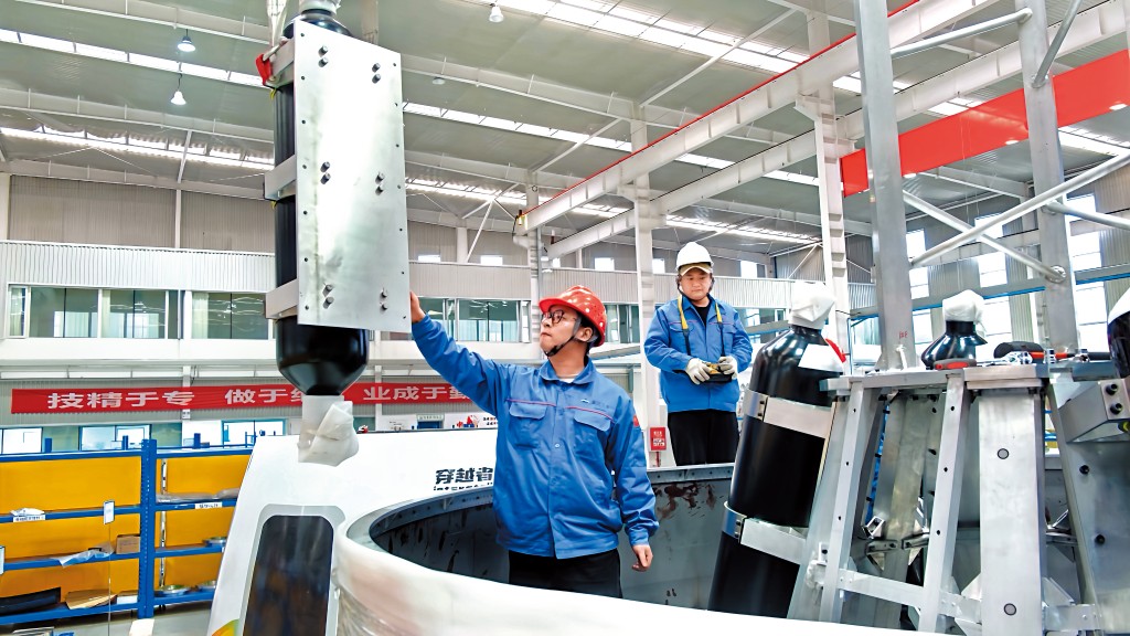 「穿越者」的航天團隊來自國家航天員中心的頂尖工程師,也有清華美術學院的設計師、文旅運營專家和心理學顧問,平均年齡不到三十五歲。 「穿越者」的航天團隊來自國家航天員中心的頂尖工程師,也有清華美術學院的設計師、文旅運營專家和心理學顧問,平均年齡不到三十五歲。