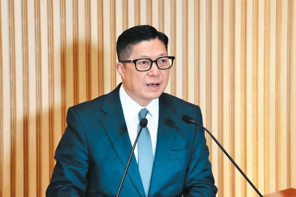 保安局局長鄧炳強形容黎智英無恥充當美國、西方代理人，乞求外部勢力制裁特區和國家，出賣國家利益，配合美西方插手香港事務，在港製造亂局，令本港經濟停頓，影響社會發展。